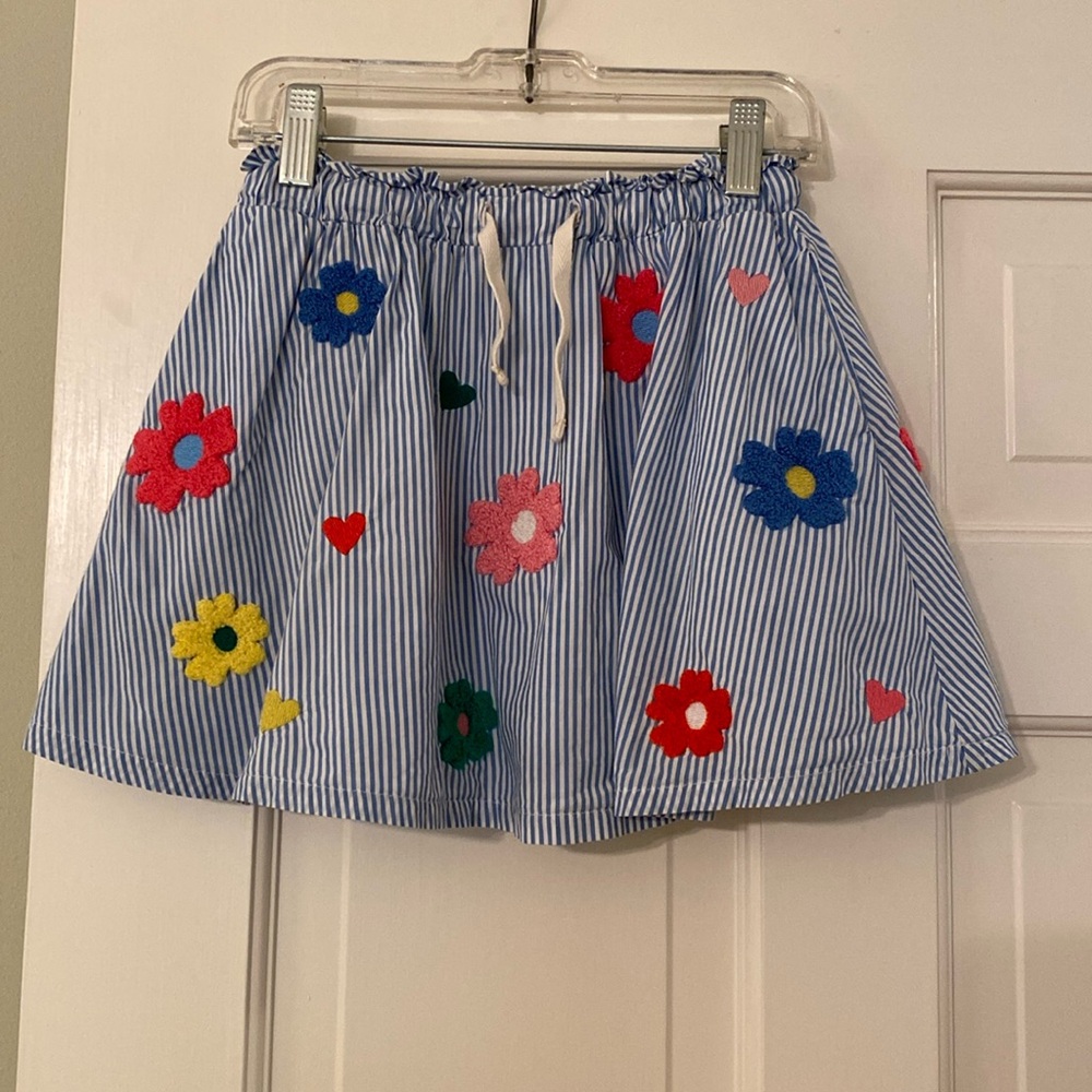 Mini Biden skirt with pockets. Size 6-7y.